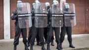 Das Training der Wärter findet gezielt abseits der Gefängnismauer statt um ihre Einsatz-Strategie geheim zu halten. Ein Teil der Spezialeinheit der Gefängnis-Polizei ist immer in Bereitschaft, falls es zu Ausschreitungen oder Schlägereien kommt. Zu ihren Waffen zählen Schutzschild, Handschellen und ein Schlagstock.