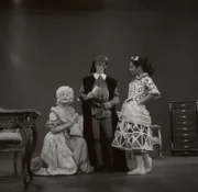 Ima Agustoni als die verliebte Mafalda, Stefano Manca als ihr Vater Pantalone und Sivia Luzzi als das Hausmädchen Colombina in einer Commedia dell'arte-Szene.
