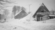 Originalaufnahme vom Katastrophenwinter 1978/79 auf Rügen Überall türmte sich der Schnee.