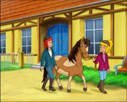 Bibi (r.) und Tina (l.) führen das knuddelige Pony zum Stall.