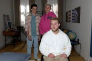 Luis (Marc Weinmann, l.) und Moritz (Lennart Borchert) wird klar, dass die Wohnsituation für Jonas (Felix van Deventer) im Rollstuhl nicht geeignet ist.