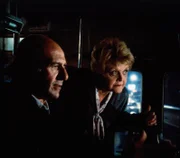 Lieutenant Varick (Herb Edelman, l.) und Jessica (Angela Lansbury, r.) machen eine interessante Entdeckung ...