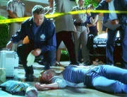 Suzanna (Jeanette Brox) wollte sich der Polizei nicht anvertrauen. Jetzt kann ihr Grissom (William Petersen) nicht mehr helfen: sie ist tot.