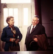 Frau Schmelzer (Barbara Gallauner) und Herr Pfafferot (Max Mairich) melden den Verlust des Hundes Astor.