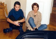 Alina (Alissa Jung, links) zieht mit Vladi und ihrem Sohn Jonas in eine gemeinsame Wohnung. Doch Vladi läßt sie und Pia (Hendrikje Fitz) wegen einer Patientin in der Sachsenklinik auf den Kisten sitzen.