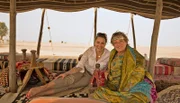 Dubai: Moderatorin Andrea Grießmann mit Uschi Musch (r), die in Dubai eine Kamelfarm betreibt.
