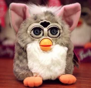 Ein Spielzeugroboter "Furby" ist am 29. Mai 1999 im Matsuzakaya-Kaufhaus in Nagoya, Aichi, Japan, zu sehen. (Credit: The Asahi Shimbun via Getty Images)