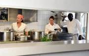 Die Küchencrew im Einsatz. Von links: Toni (Christine Neubauer), Hannah (Barbara Langwallner) und Pharao (Isaak Cissé).