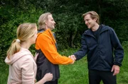 Rosalie (Natalie Alison, l.) und Michael (Erich Altenkopf, M.) lernen beim Joggen den sportlichen Henning (Matthias Zera, r.) kennen.