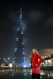 WDR Fernsehen WUNDERSCHÖN!, "Von Dubai nach Abu Dhabi - Geschichten aus dem Orient", am Sonntag (16.02.14) um 20:15 Uhr. Moderatorin Andrea Grießmann unterwegs in Dubai - im Hintergrund der Burj Khalifa, das höchste Gebäude der Welt.