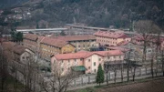 Die Gefängnismauer umschließt ein Areal von zweiunddreißigtausend Quadratmetern mit dem Pavillon eins, dem Haupthaus, im Zentrum. Die aktuell insgesamt fünfhundertfünfzig Häftlinge kommen aus dem ganzen Land.