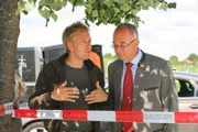 Polizist Michi Mohr (Max Müller, l.) und Polizeidirektor Gert Achtziger (Alexander Duda, r.) ermitteln auf einem Fußballplatz.