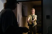 Sonja (Annett Fleischer, r.) überrascht den Hausmeister (Komparse, l.) im Keller, als er ihr die Tür öffnet.