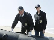 Unfall oder Brandstiftung? DiNozzo (Michael Weatherly, l.) und Bishop (Emily Wickersham, r.) untersuchen ein Schiff der US-Marine, auf dem ein Feuer ausgebrochen ist ...