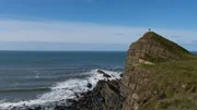 Jeremy Wade blickt vom Gipfel der dramatischen Küste über den Atlantik