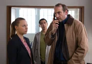 Vicky (Katja Danowski, l.) und Hui Ko (Aaron Le, M.) hören gespannt zu, als Niklas Krüger (Jürgen Hartmann, r.) mit Edwin telefoniert.