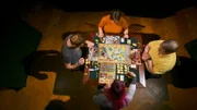 Die Spielgruppe spielt das Brettspiel Terra Mystica. Dieses Bild kann für alle drei Teile verwendet werden.