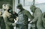 Weil elektronische Geräte durch die hohe Strahlung nicht funktionieren, müssen Hunderte Liquidatoren das Dach der Turbinenhalle von radioaktivem Schutt befreien. Es sind sowjetische Soldaten, die Schutzkleidung aus Blei tragen. Aufnahme vom August 1986.
