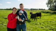 Die dritte Land und lecker-Reise geht in den Norden zu Marisa Marquardt (l) - hier mit ihrem Mann Fynn und Sohn Felix. Auf dem Hof Holstein-Wagyu in Negenharrie in Holstein werden Wagyu-Rinder gezüchtet.