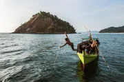 Die Moken, eines der letzten Seenomadenvölker, leben vor der Westküste Myanmars und Thailands.
