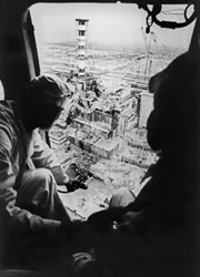 Die Helikopterbesatzungen, die direkt über den zerstörten Reaktor fliegen, sind extrem hohen Strahlenbelastungen ausgesetzt. Bereits wenige Minuten können tödlich sein. Aufnahme vom September 1986.