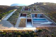 Das NCaved House der Architektin Iliana Kerestetzi schmiegt sich in einen Hang der griechischen Insel Serifos.