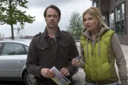 Melanie (Sana Englund, r.) und Mattes (Matthias Schloo, l.) sind undercover im Einsatz, um die Lösegeldübergabe überwachen zu können.