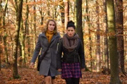 Die blinde Anwältin Romy (Christina Athenstädt, l.) und ihre Assistentin Ada (Anna Fischer, r.) suchen ihren neuen Mandanten im Wald auf.