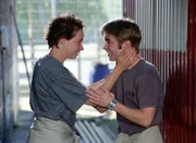 Stürmisches Wiedersehen von Conny (Kristin Lenhardt) und Olli (Eric Benz), der sich mit einem Bautrupp ins Gefängnis eingeschlichen hat.
