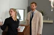 Friedhelm Henschel (Stefan Maschek) sucht seine Chrissi. Sophie (Claudia Helene Hinterecker) fragt in Moni's Grill.