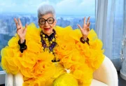 Alter ist kein Thema für sie: Mit 102 gehört Iris Apfel zu den extravagantesten Stars der Modewelt: Die New Yorker Stil-Ikone ist mit ihrer Persönlichkeit das Sinnbild eines "forever young".
