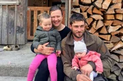 Die Bergbauernfamilie Geser-Greußing aus Bezau im Bregenzerwald: Sarah, Artur und ihre Töchter Anna und Emma.