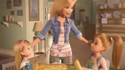 Barbie erklärt ihren Schwestern Chelsea (li.) und Stacie (re.), dass die Geschwisterliebe viel wichtiger ist, als jeder Schatz aus Gold.