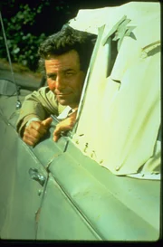 Inspektor Columbo (Peter Falk) in seinem Auto: einem Peugeot 403 Cabriolet aus den 1950er Jahren.