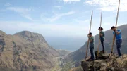 Hirtensprung, "Salto del Pastor", mit denen sich die Gomeros an vier Meter langen Stäben die steilen Hänge hinabschwingen.