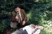 Ein Fall für die Rosenheim-Cops: Im Wald wird Gerd Anzinger (Wilhelm Manske) tot aufgefunden. Er wurde mit einer Schrotflinte erschossen. (Joseph Hannesschläger, li.).
