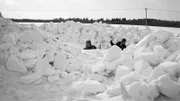 Originalaufnahme vom Katastrophenwinter 1978/79 auf Rügen Zwei Männer kämpfen sich durch die Schneemassen.