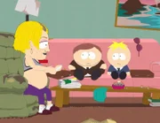 Eric Cartman (l.) und Butters auf der Sofa