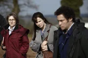 Fred West (Dominic West, re.) führt Janet Leach (Emily Watson, Mi.) zu dem Ort, an dem Anna vergraben liegt.