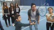 Checker Tobi spielt mit den Kindern Seifenblasen-Tennis.