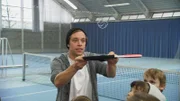 Checker Tobi spielt mit Seifenblasen Tennis.