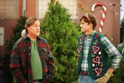 Da Kates Einkommen für beide nicht ausreicht, nimmt Walden (Ashton Kutcher, r.) alias Sam Wilson einen Job bei Nick (Joel Murray, l.) als Weihnachtsbaumverkäufer an ...