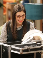 Fühlt sich von Sheldons neuer und hübschen Assistentin bedroht: Amy (Mayim Bialik) ...