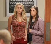 Können nicht fassen, dass sich Sheldon eine Assistentin gesucht hat: Amy (Mayim Bialik, r.) und Penny (Kaley Cuoco, l.) ...
