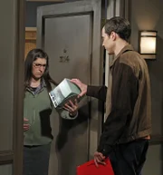 Will Wheaton möchte Sheldon (Jim Parsons, r.) bei einer neuen Episode "Spaß mit Flaggen" unterstützen. Dabei kommt es zu einem Streit zwischen Sheldon und Amy (Mayim Bialik, l.). Sheldon muss sich entscheiden ...
