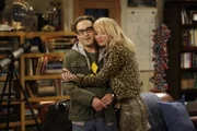 Nachdem Penny (Kaley Cuoco, r.) glaubt zu wissen, warum Leonard (Johnny Galecki, l.) und Sheldon nicht mit ihr zum Casting gehen können, hat sie Mitleid mit den beiden ...