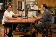 Während Sheldon (Jim Parsons, r.) durch ein Online-Spiel mit Stephen Hawking in Kontakt ist, versucht Leonard (Johnny Galecki, l.) Penny zu helfen, obwohl diese seine Hilfe nicht möchte ...