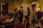 Ted (Josh Radnor, l.) gelingt die Überraschung, allerdings findet Robin (Cobie Smulders, r.) das Ganze etwas übertrieben ...