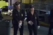 Auch bei der Polizei gibt es schwarze Schafe. Dwayne Pride (Scott Bakula, l.) und Tammy Gregorio (Vanessa Ferlito, r.) finden heraus, dass ein Zusammenhang zwischen dem internationalen Drogenring und dem New Orleans Police Departement gibt ...