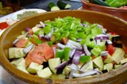 Die vegetarische Gemüsepfanne Alboronía, bestehend aus Tomaten, Paprika, Auberginen und Zucchini, stammt aus Miguel de Cervantes' "Don Quijote" und hat es in den Familienalltag geschafft.